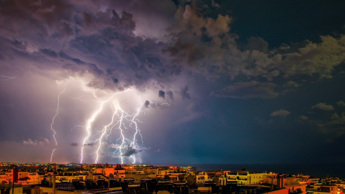 格鲁吉亚550只羊瞬间被雷劈死,雷电有多么的可怕?