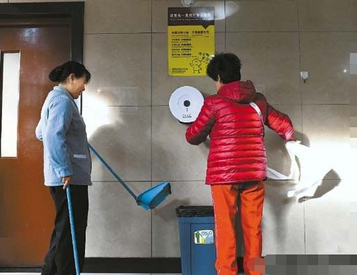 大伯大妈狂扯公厕卷纸带回家是怎么回事?