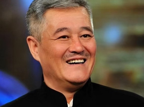 64岁赵本山身体堪忧,面容憔悴眼神迷离,强撑直播却沦为背景墙,啥情况?