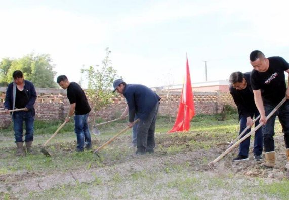 云南一对父子不愿外出打工被列村黑名单,村委会这么做合适吗?