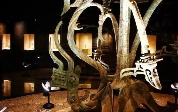 三星堆博物馆青铜神树上有壁虎爬!会对文物造成伤害吗?