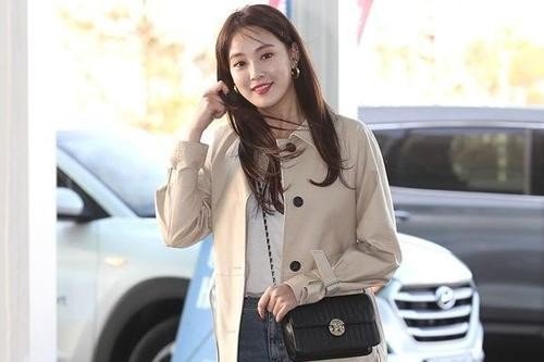 权志龙绯闻女友严重发福,出席活动裤子被撑开,眼光这么差吗?