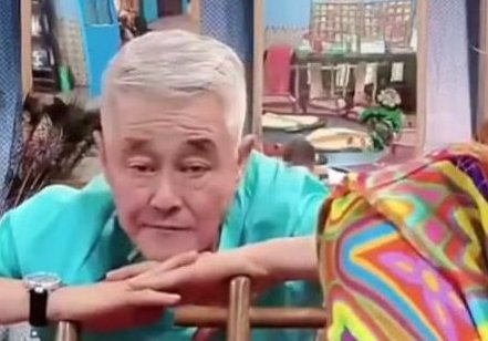 64岁赵本山身体堪忧,面容憔悴眼神迷离,强撑直播却沦为背景墙,啥情况?