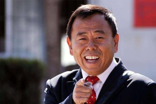 太拼了!观众为看潘长江演出爬上树,这是否证明了潘长江的人气?