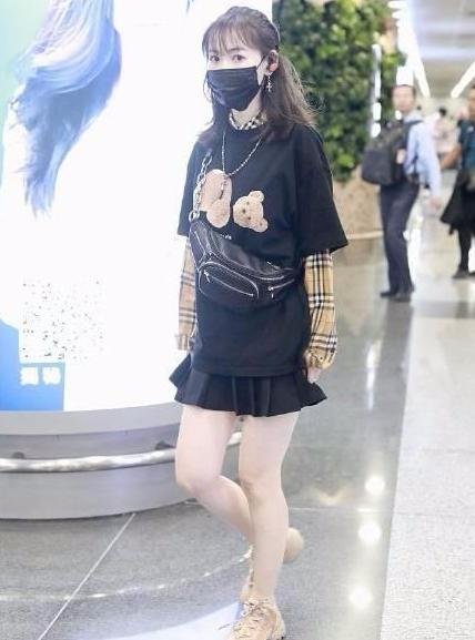 马蓉美腿吸睛现身机场，左手的戒指成为另一个焦点，有新恋情了吗？