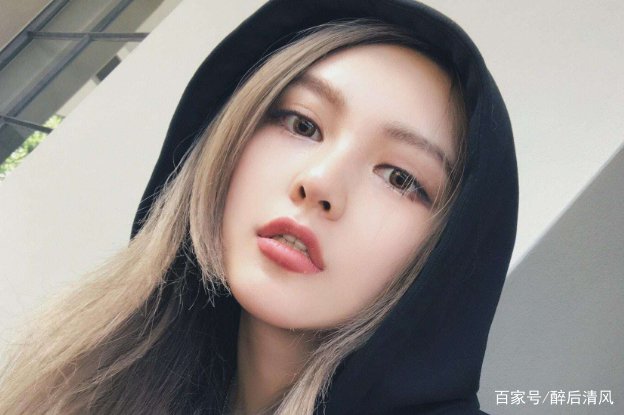 获神秘帅哥搂肩撑伞,男方开800万豪车接送,周扬青新恋情疑曝光?