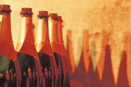 俄罗斯奥伦堡州假酒中毒事件致21人死亡,谁该为这些死者负责?