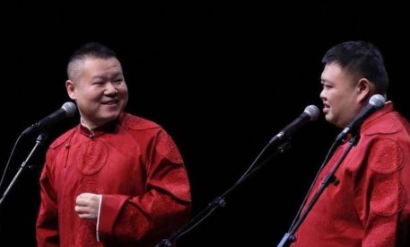 有一种“暖”叫善良,黄晓明救人,岳云鹏挡酒,个个细节见人品,怎么回事?