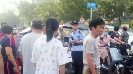 河南一校门口发生车祸致四人受伤，导致这起事故的原因是什么？