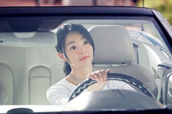 保时捷女车主因口角嚣张打人,现在有钱人是不是都特别狂傲?