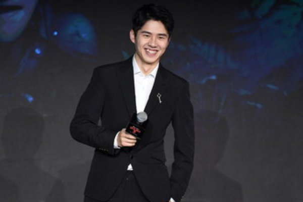 刘昊然因拍戏被迫留级,你觉得明星应该优先学习还是工作?