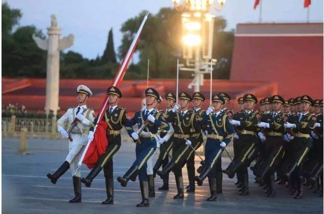 中国旗手高红甫:11年升旗6200次0失误,退休后过得怎么样?