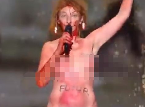 法国女演员脱衣抗议防疫政策，现场的观众作何反应？