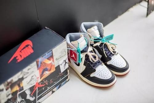 毒上面怎么定制鞋子？