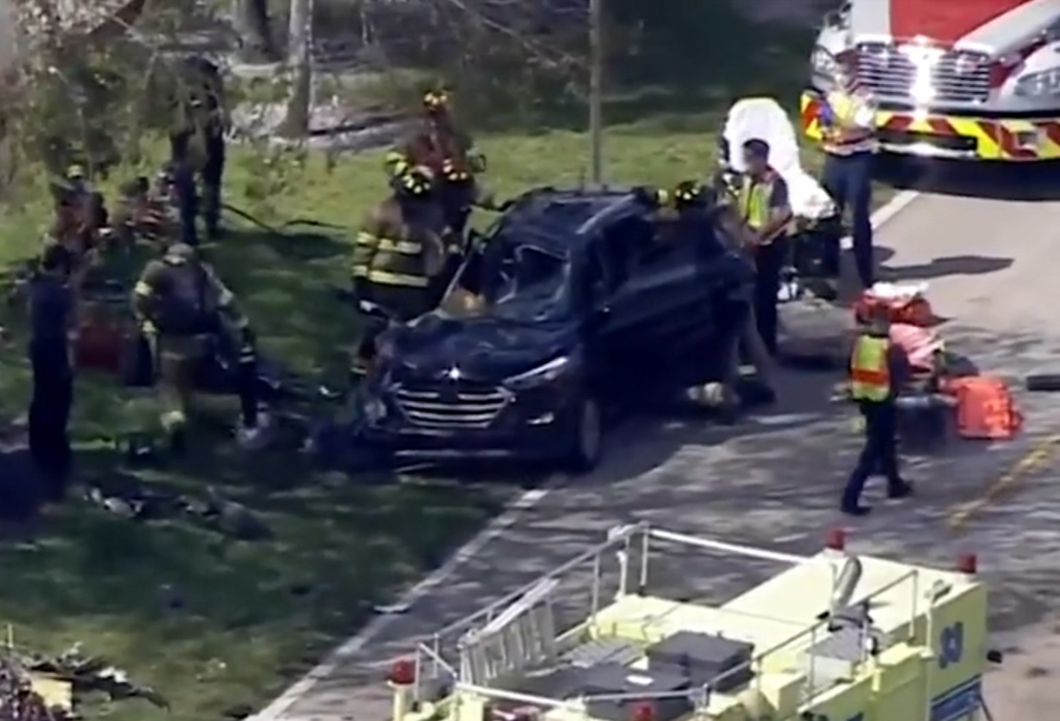 美国一小型飞机坠毁砸中行驶汽车，为何会发生这样的意外？