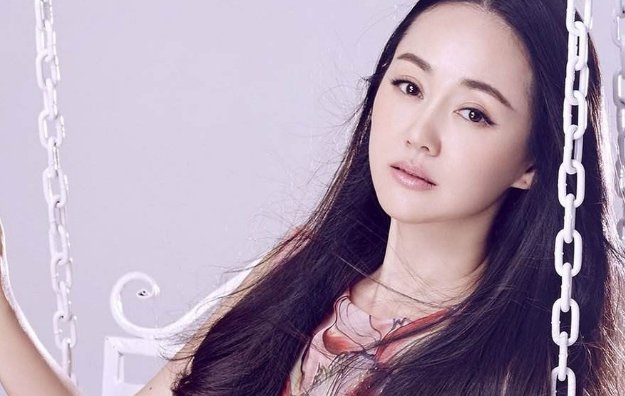 不顾争议嫁给大15岁二婚男，曾出道多年零绯闻，张定涵如今过得怎样？