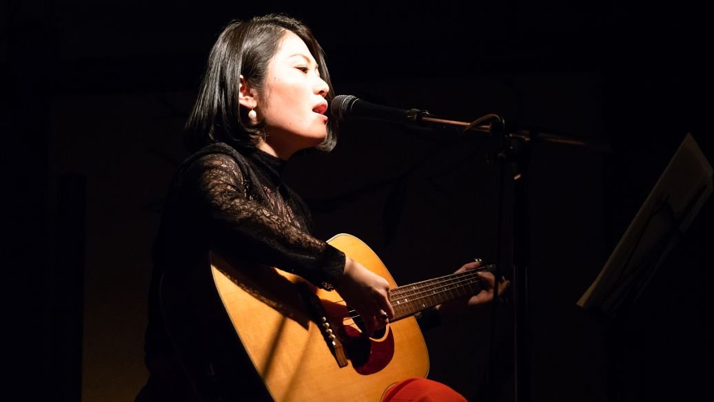 那天我在等风来，我遇到一个女孩，他的笑声带着阴霾是什么歌