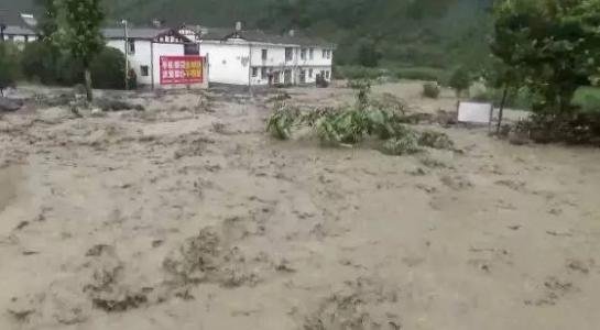 50万新房被洪水冲倒，今年的洪水造成多地损失严重，该如何防汛？