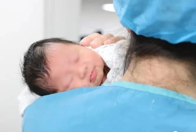 青岛一垃圾桶上惊现一名女婴，女婴为什么被遗弃？