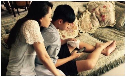 伊能静儿子长发女装造型,男孩子女装造型真的好吗?