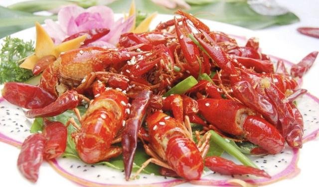 小龙虾头部到底是虾黄还是虾屎？