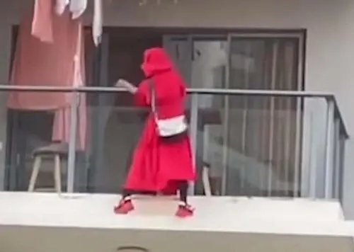 对于三亚女子跳舞坠楼一事，警方是如何通报的？