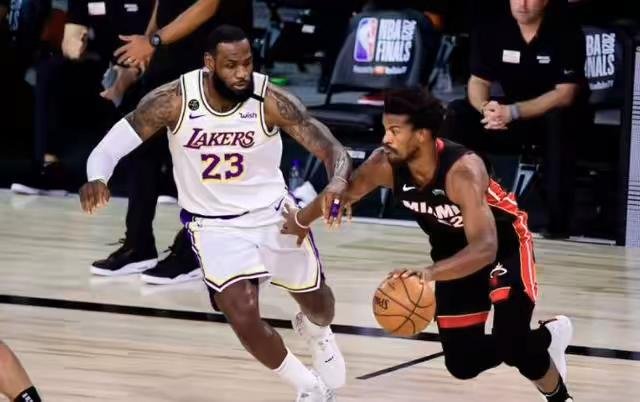 湖人首节10个失误，都有谁犯规了呢？