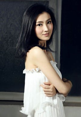 电视剧《错伏》里的冷梅的扮演者与《双谍姐妹花》里的左少卿是同一人吗？