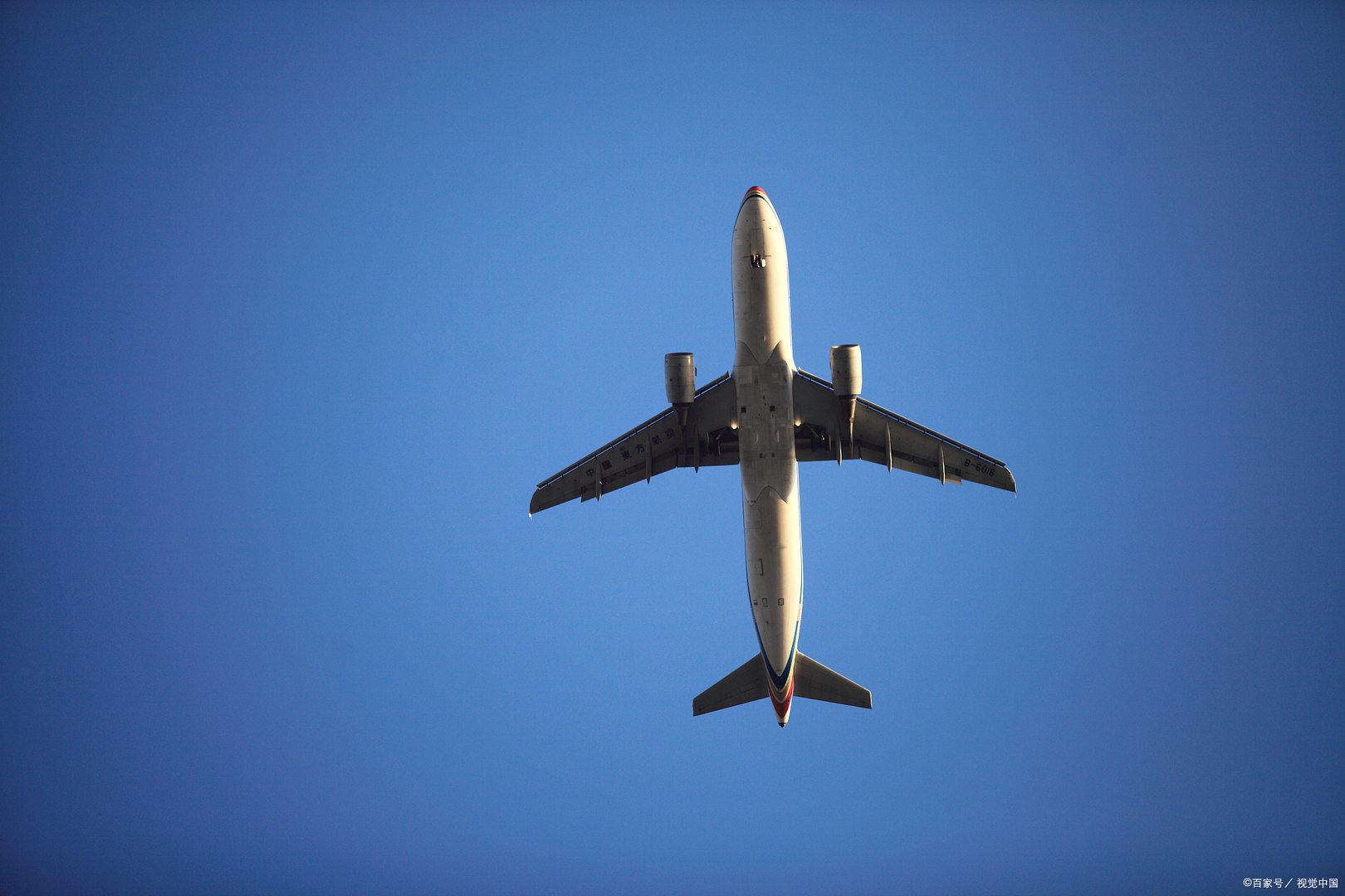 每天搜救结束后，他们向着坠机点深深鞠躬，黑匣子的最新情况如何？