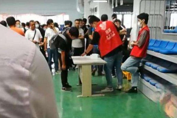 发员工证件扔地上，涉事公司如何回应的？