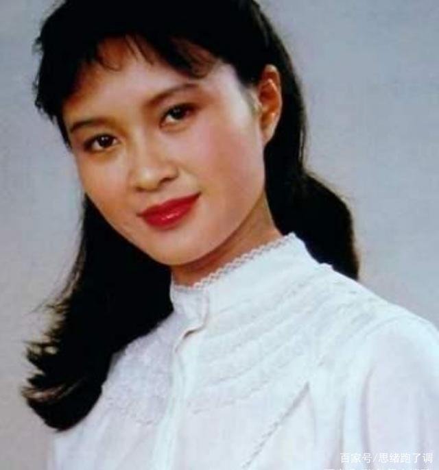 与导演丈夫离婚，转头嫁小自己10岁的屠洪刚，63岁方舒近况如何？