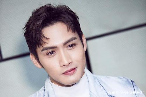 被曝深夜与男子相互间举止亲密，还曾与男生接吻，难道张彬彬的取向有问题？