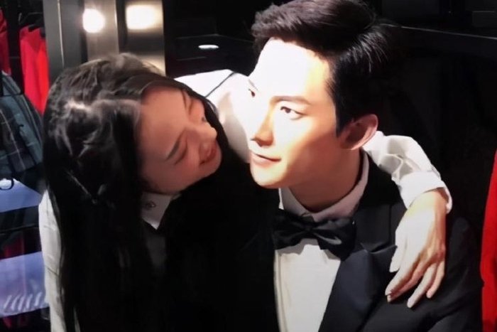 女子乱摸杨洋蜡像引争议，杨洋是否有权向女子主张法律权益？