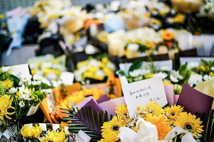 郑州地铁5号线外摆满鲜花悼念遇难者，现场有多壮观？