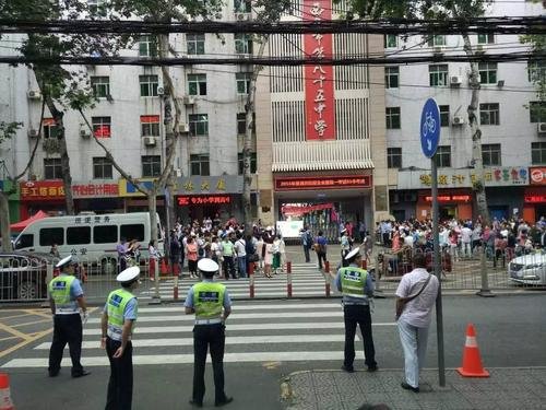 西安考场外紧张到没有灵魂的爸爸,从这位爸爸的神情中表现出了什么?