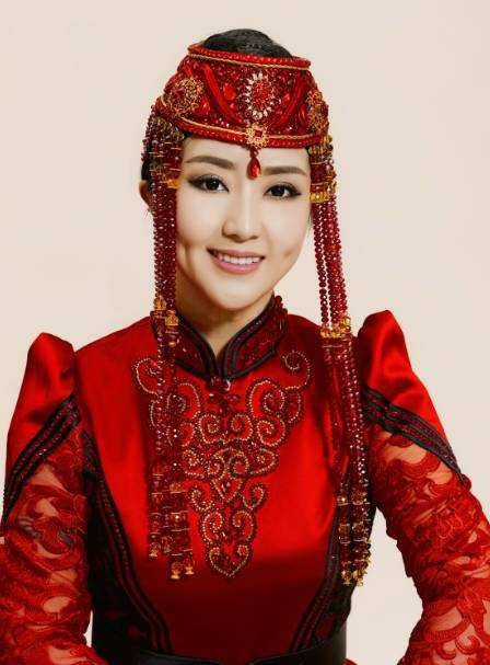 请问唱火苗的歌手格格哪年出生的？