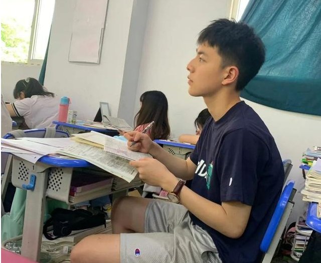 同桌颜值超高是一种怎样的体验?过来人:心甘情愿向美貌低头,你怎么看?