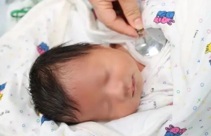 青岛一垃圾桶上惊现一名女婴，女婴为什么被遗弃？