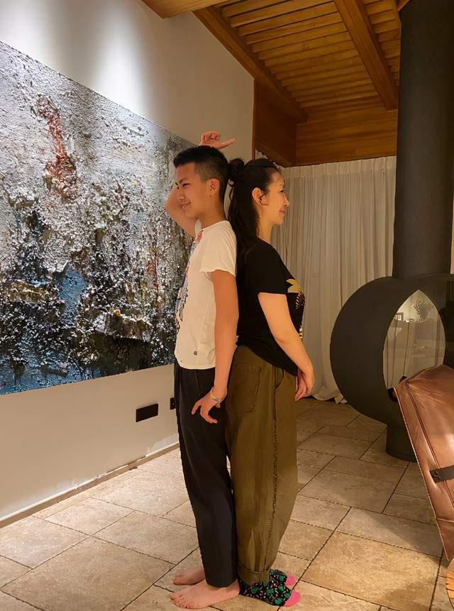 胡军儿子康康12岁身高赶超妈妈，如今的他怎样了？
