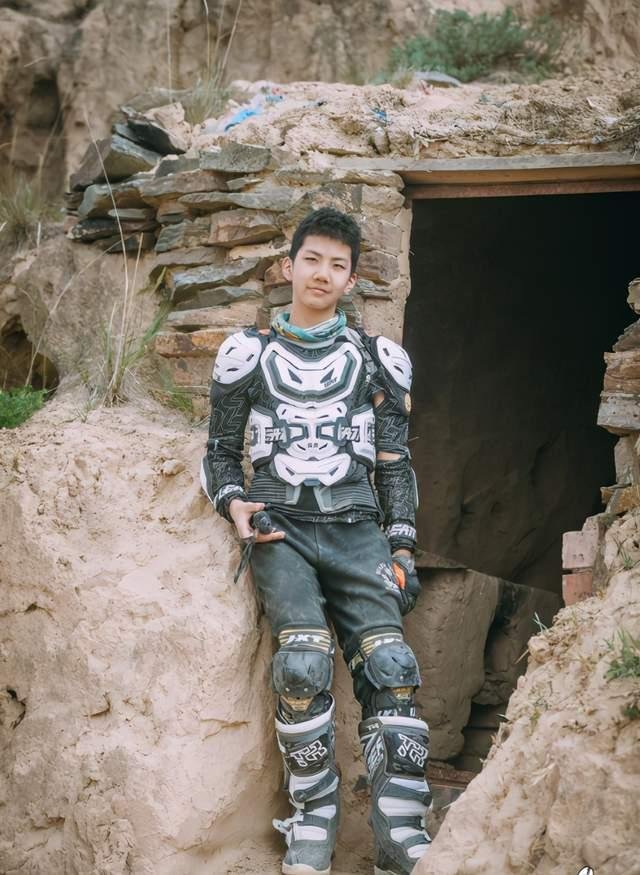 胡军儿子康康12岁身高赶超妈妈，如今的他怎样了？