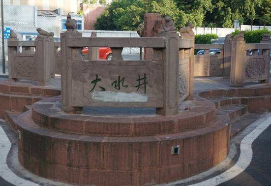 古井像一位温情的母亲，用她的甜美的乳汁哺育着她的儿女。这句话的意思