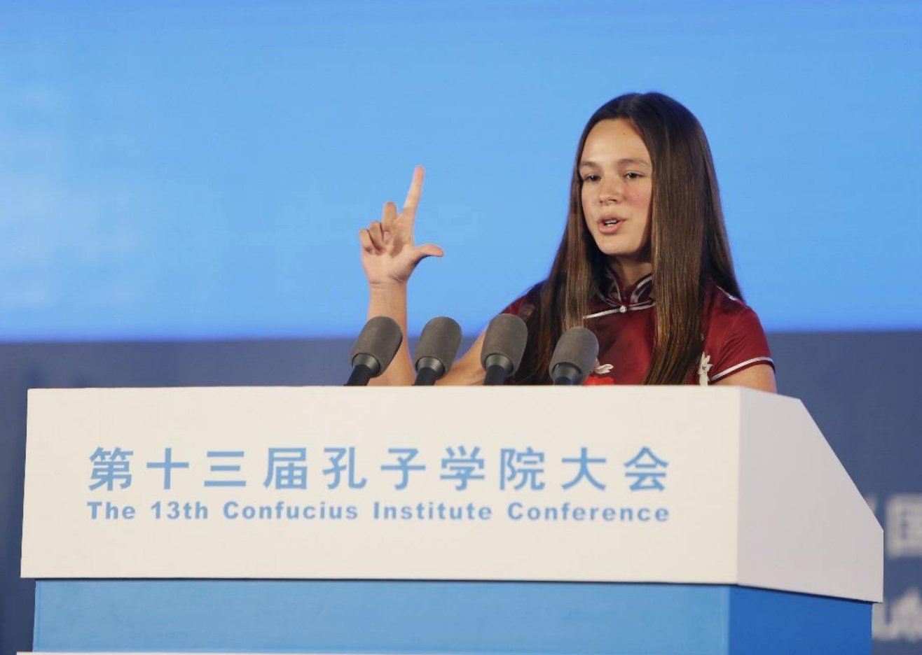 美国联邦最高法院东侧门楣、法庭的南墙为何各有一个孔子雕像？