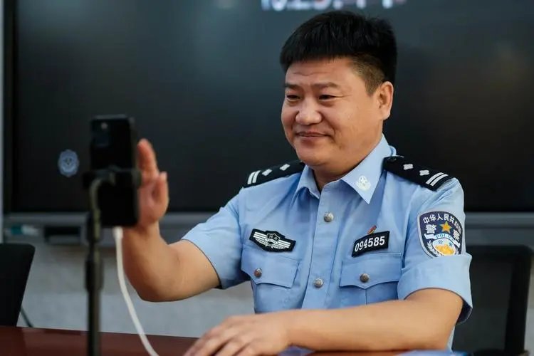 “反诈民警老陈”再度陷入舆论风波，他辞职到底是不是一个好的决定？