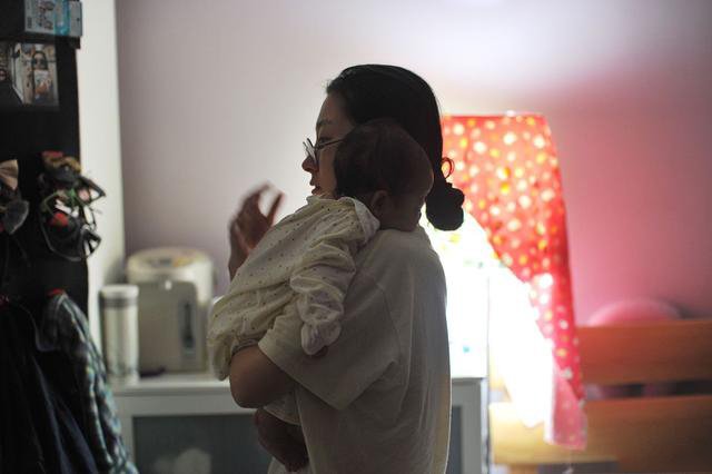 热依扎带娃拍戏，边赶火车边吸奶，背奶妈妈有多辛苦？