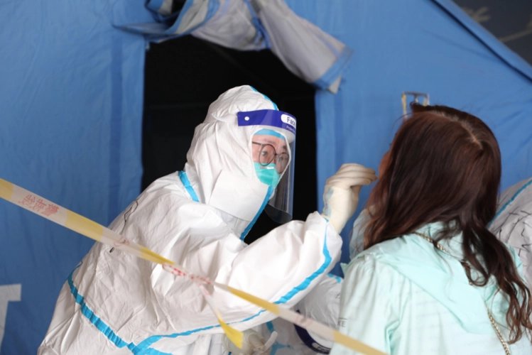 网友排队2小时做核酸,没想到是在买烤鸡,当时的心情是怎样的?