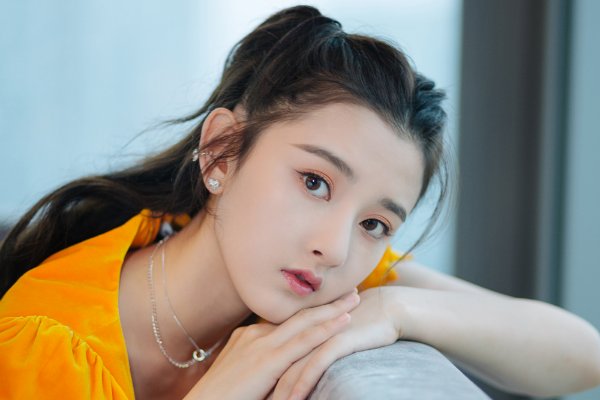 网友对宋祖儿被保温杯里的汽水喷一脸一事，是怎样评论的？