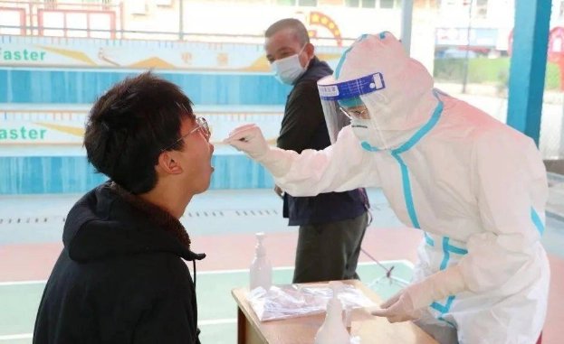 网友排队2小时做核酸，没想到是在买烤鸡，当时的心情是怎样的？