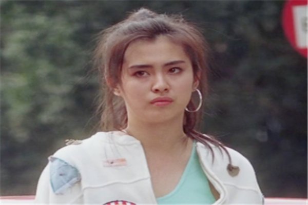 王祖贤晒54岁生日照,她的状态如何?