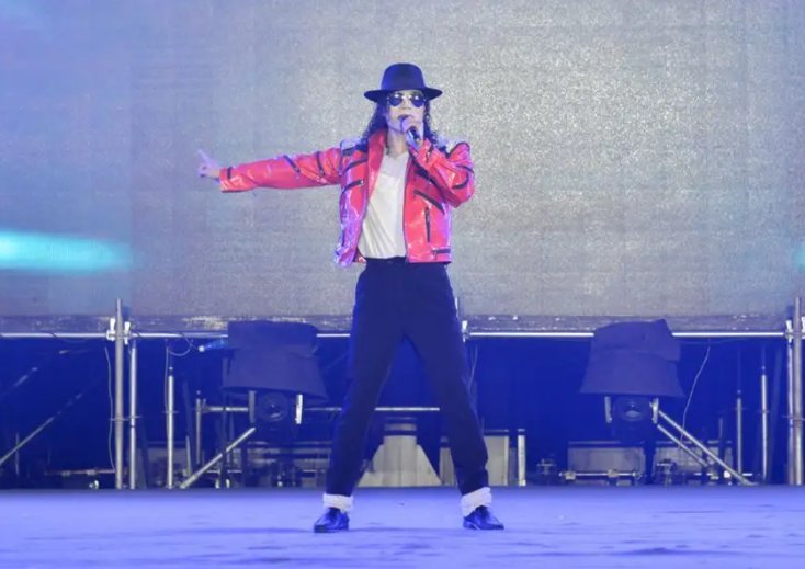 蔡军模仿迈克杰克逊本人什么样子？