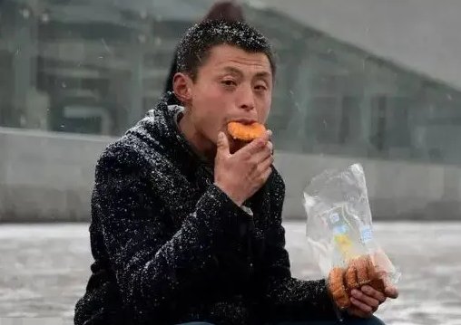 令人心酸的失业中年人“表演”上班，中年男子的悲哀有哪些？